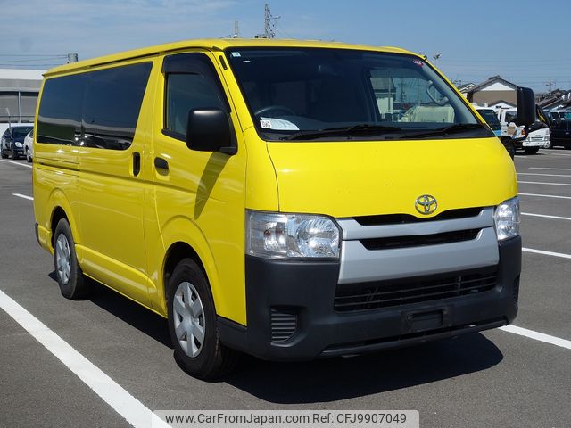 TOYOTA HIACE AK 2017